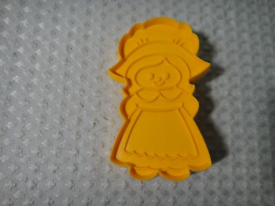 #ad Vintage 1982 Hallmark Plastic Cookie Cutter Thanksgiving Pilgrim Girl Yellow $8.99