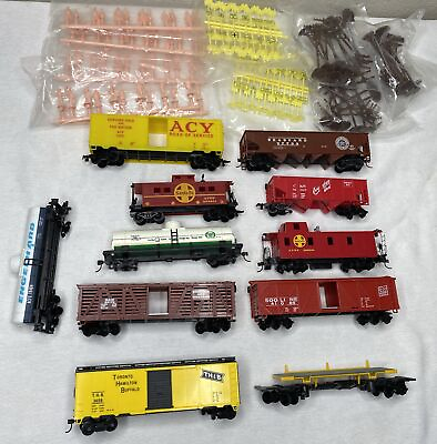 #ad Lot of various HO Scale Life Like and Bachmann cars signs people READ $37.99
