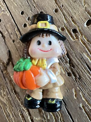 #ad 1 ADORABLE PLASTIC PILGRIM Lapel PIN Boy BY RUSS Pumpkin $8.95