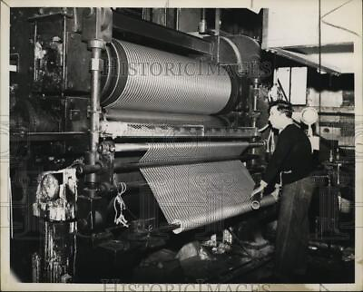 #ad 1952 Press Photo Hirsch Wills operating Chamber Plastic Loom sia09802 $15.99